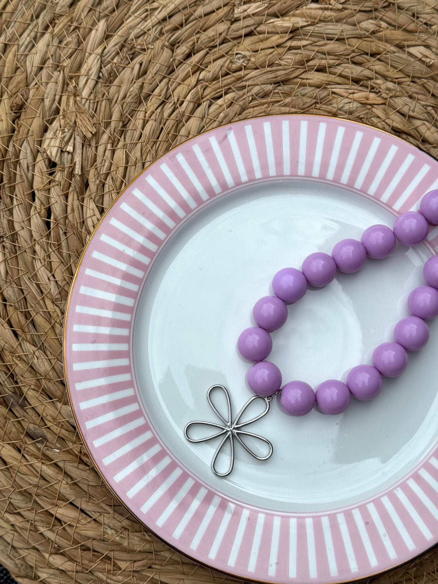 Paarse kralen ketting bloem